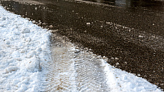 Roztopiony śnieg zamarzł. Uwaga na śliskie chodniki i drogi